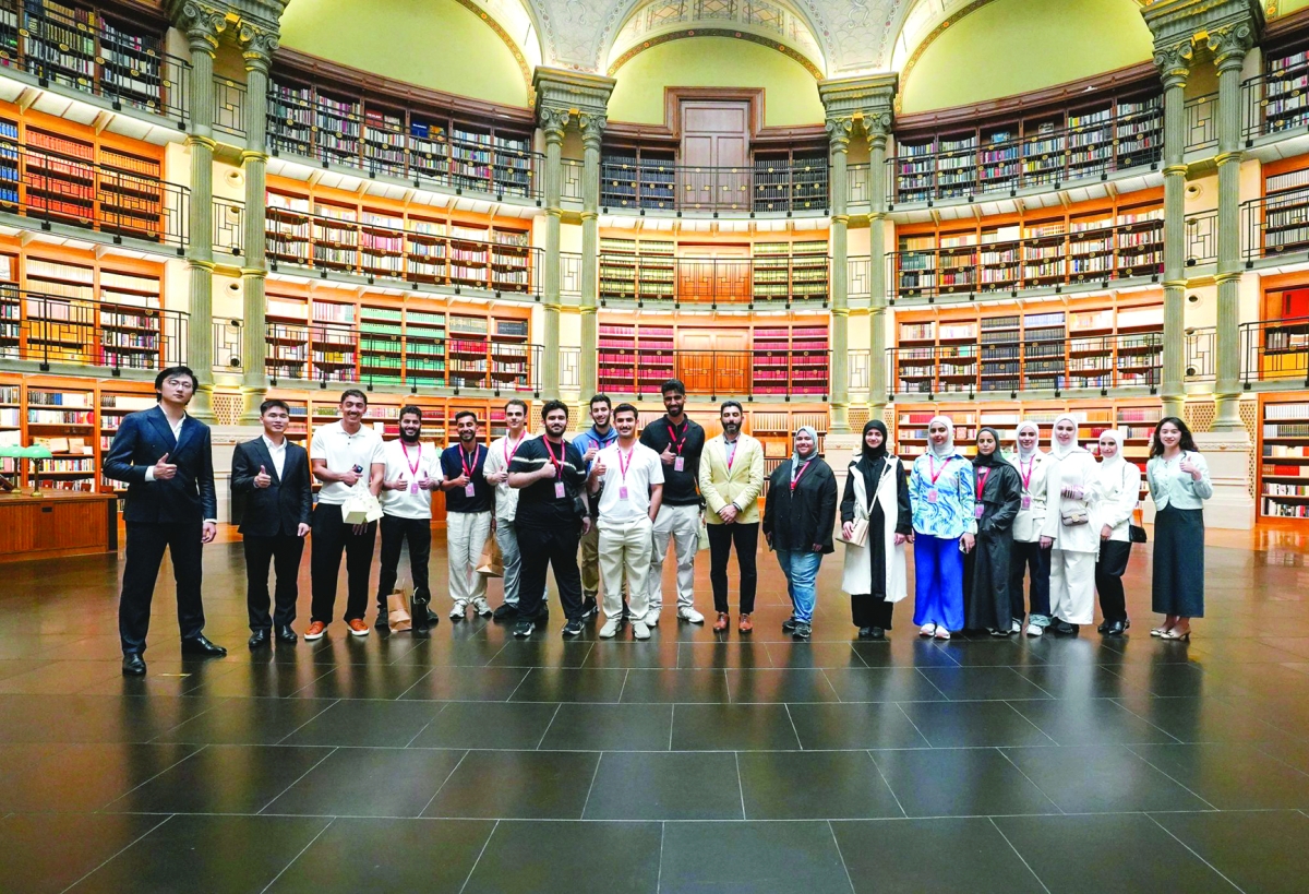 


المشاركون في البرنامج في صورة جماعية 