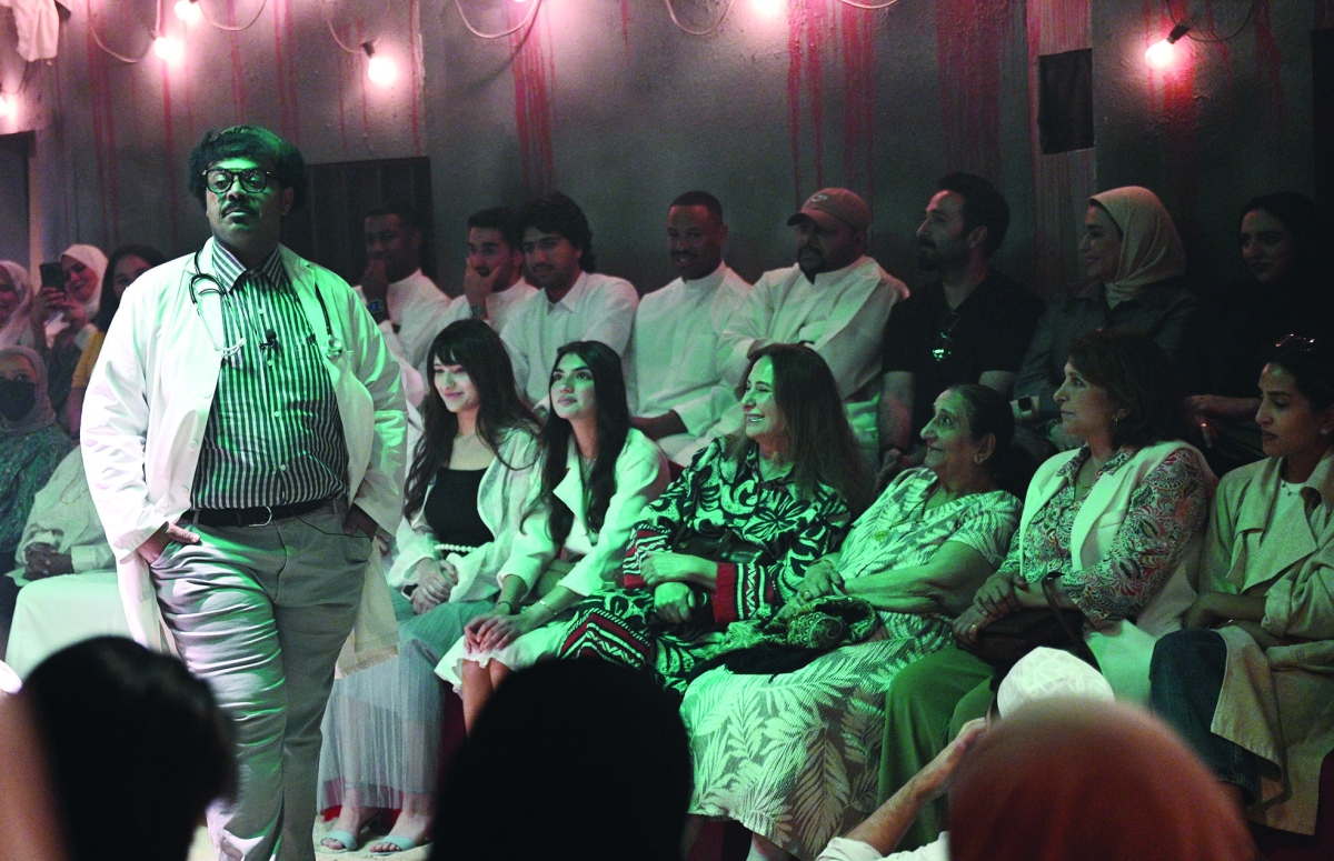 


الحملي مجسداً شخصية الطبيب المصري 