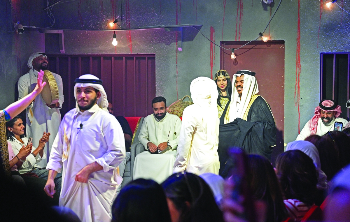 


سعود محتفلاً في ليلة زفافه على دانة 