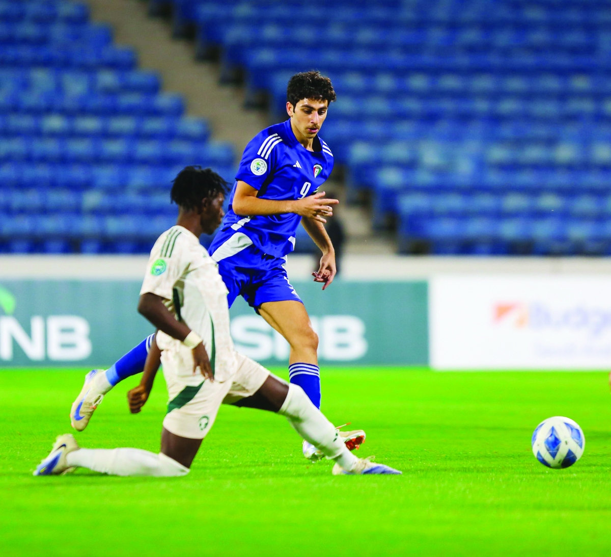 المدافع السعودي يبعد الكرة من أمام لاعب «الأزرق» حسين العريان
