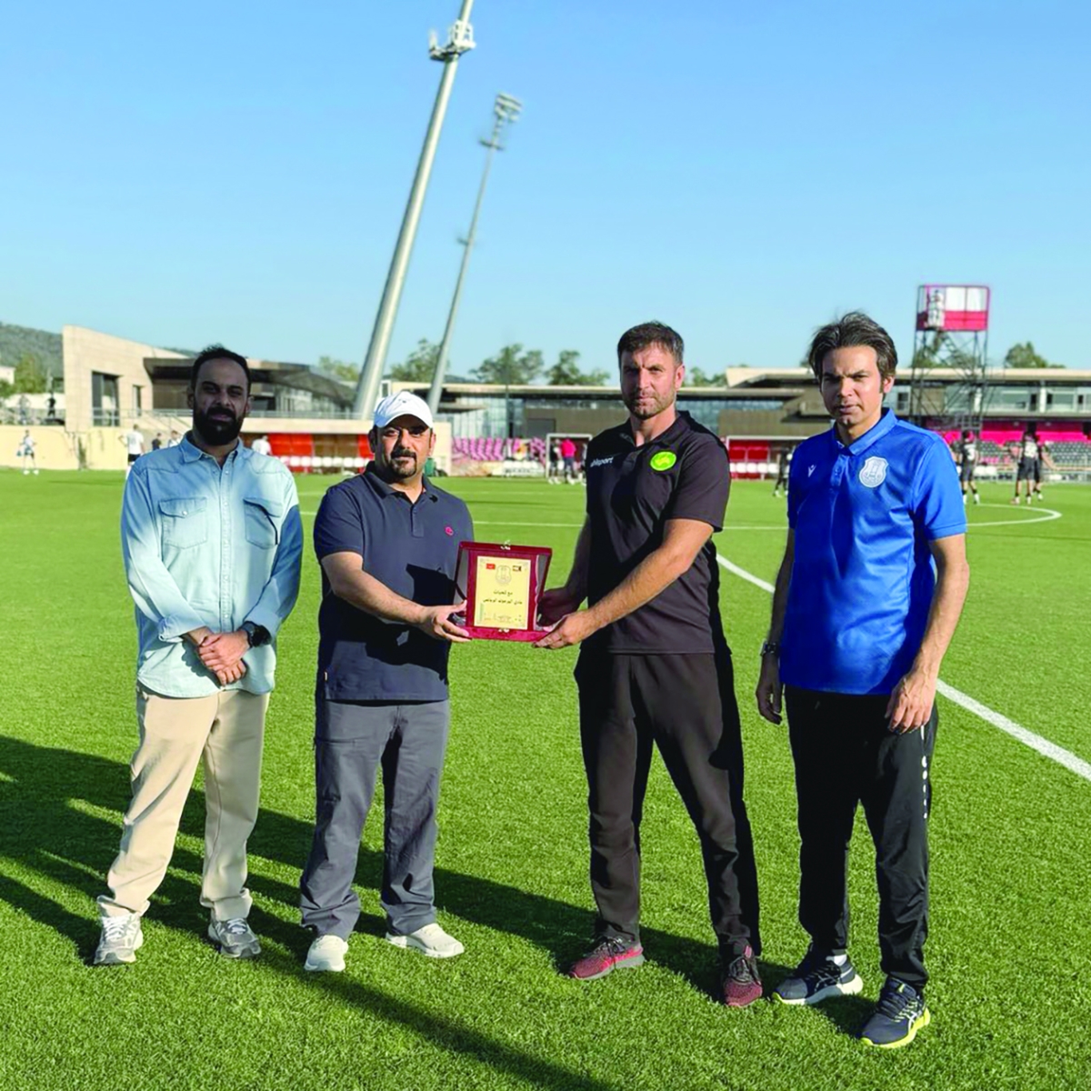 الفيلكاوي يقدم دروعا تذكارية لمدرب نادي زاجاتالا الاذربيجاني