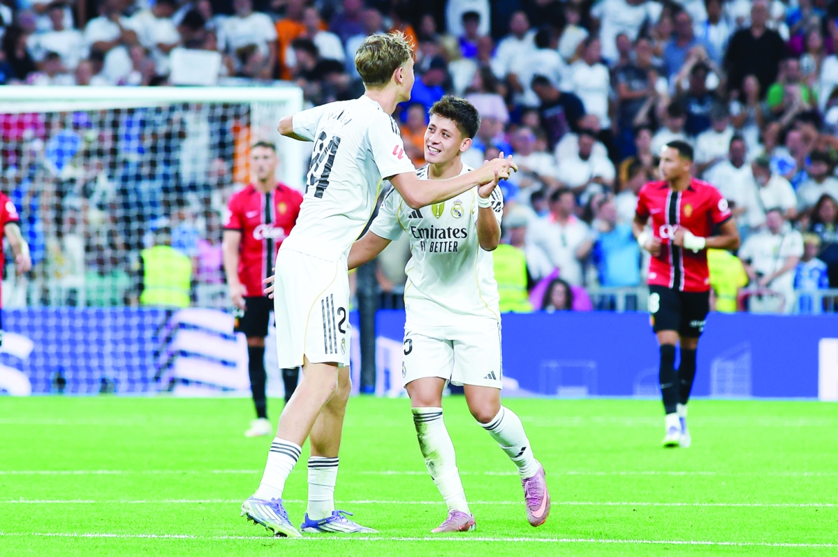 أردا غولر محتفلاً بهدفه مع دين هاوسن