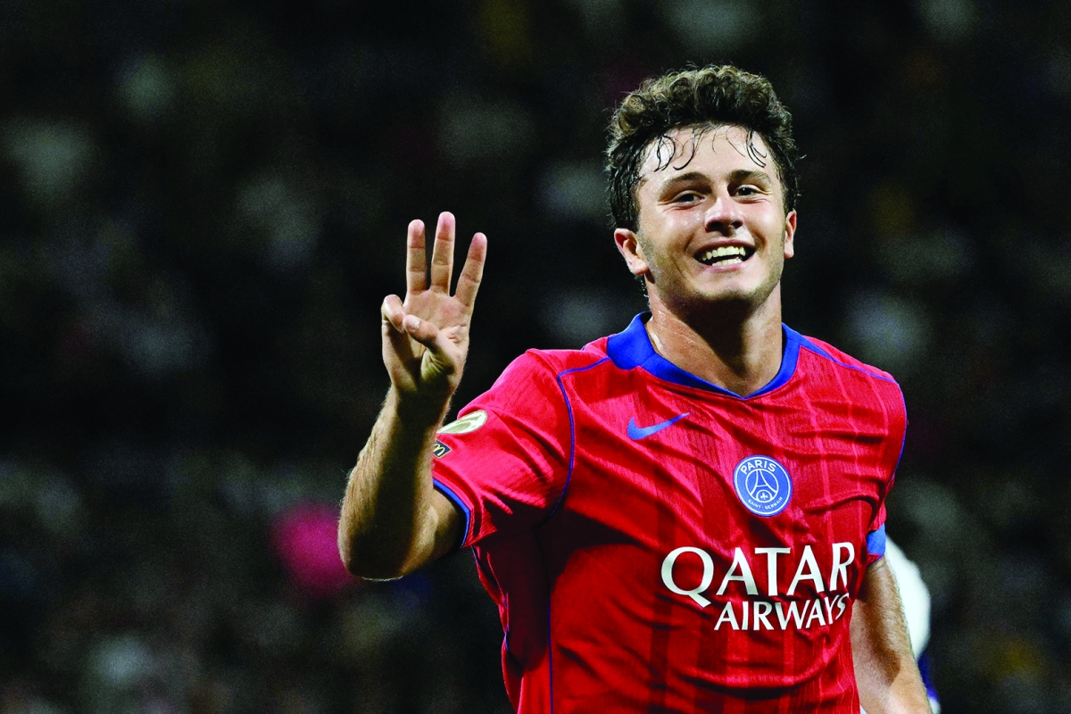 جواو نيفيز محتفلاً بهدفه الثالث (رويترز)