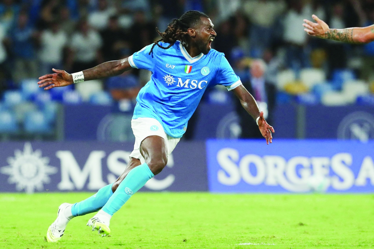 أندري فرانك زامبو أنغيسا محتفلاً بهدفه في مرمى كالياري    (أ ف ب)