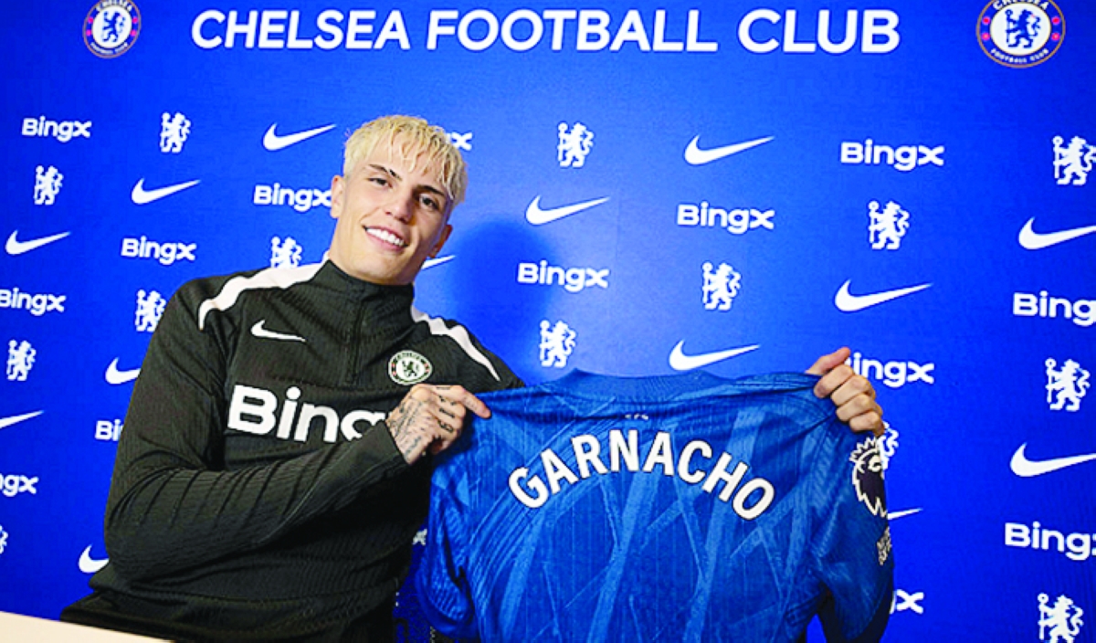 أليخاندرو غارناتشو حاملاً قميص تشلسي