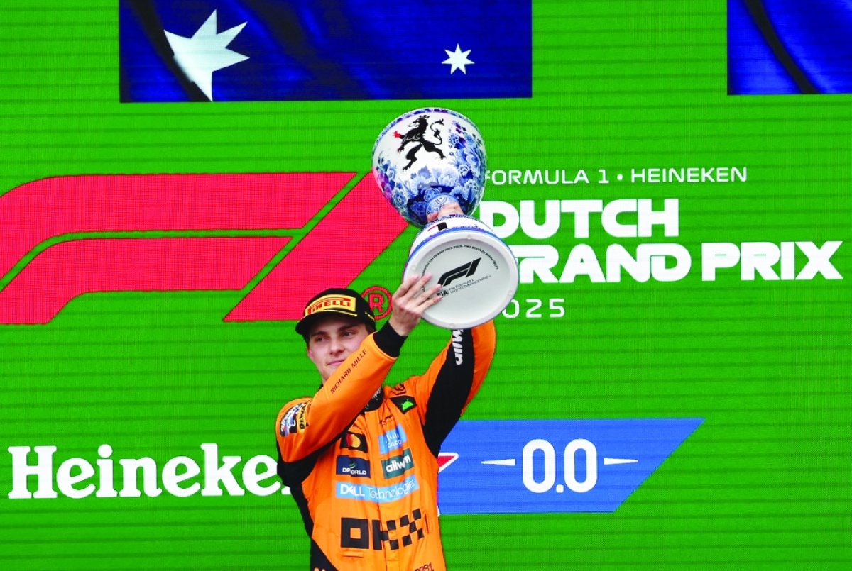 أوسكار بياستري متوجاً بجائزة سباق هولندا (رويترز) 