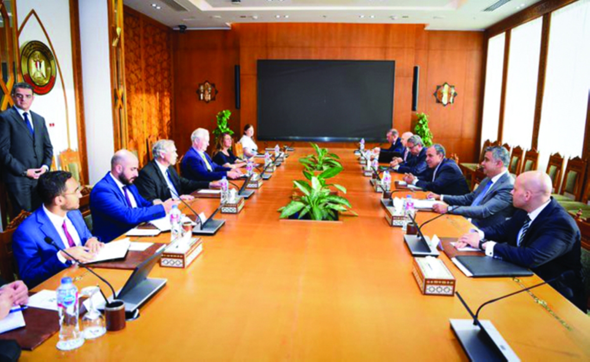  عبدالعاطي مستقبلاً هولن وميركلي في القاهرة