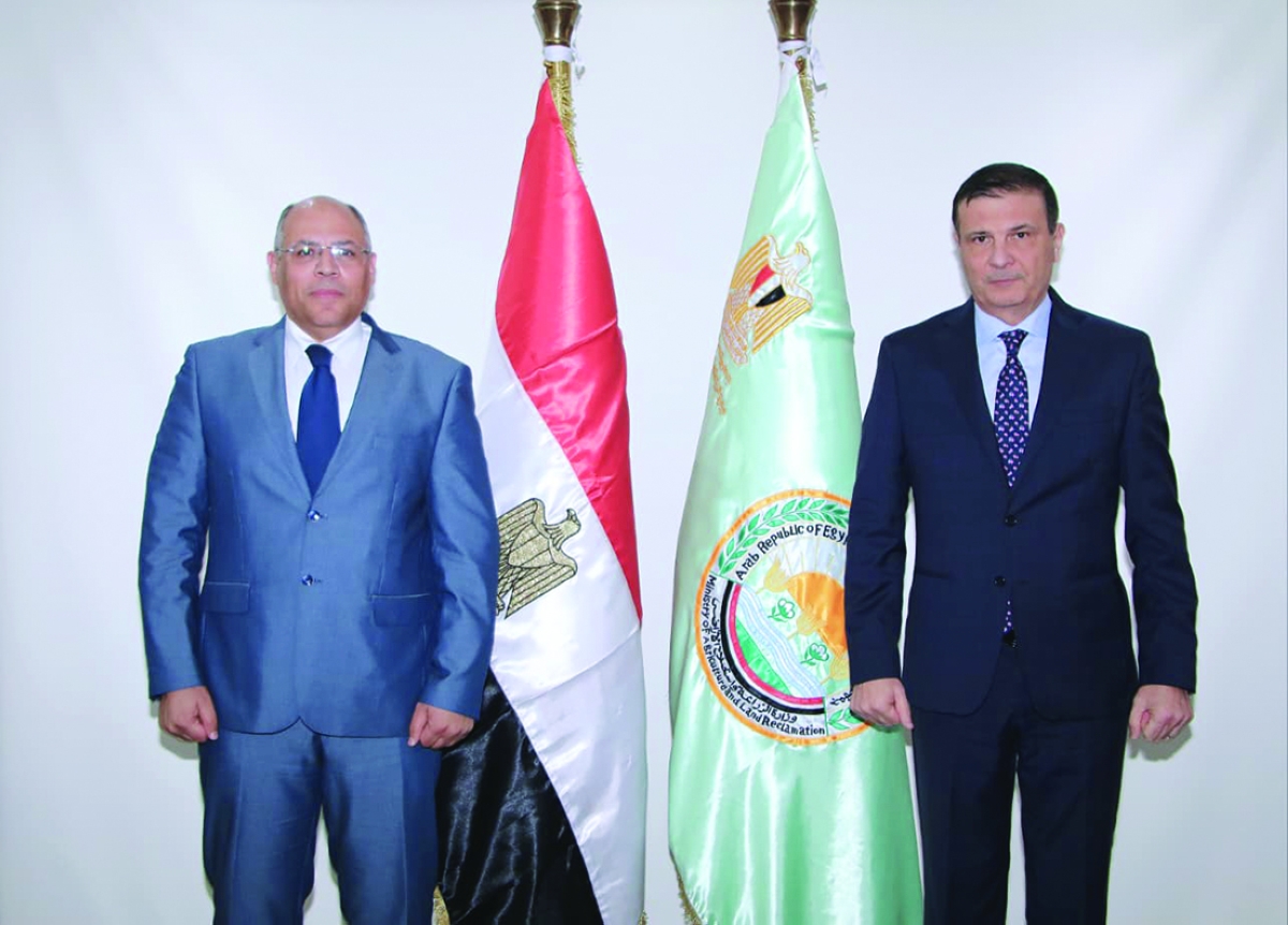 وزير الزراعة مستقبلاً السفير أبوالوفا