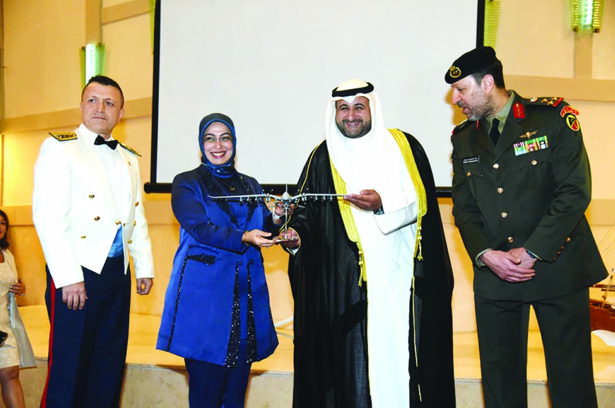 السفيرة سونمز تقدم هدية تذكارية لوكيل «الدفاع» 