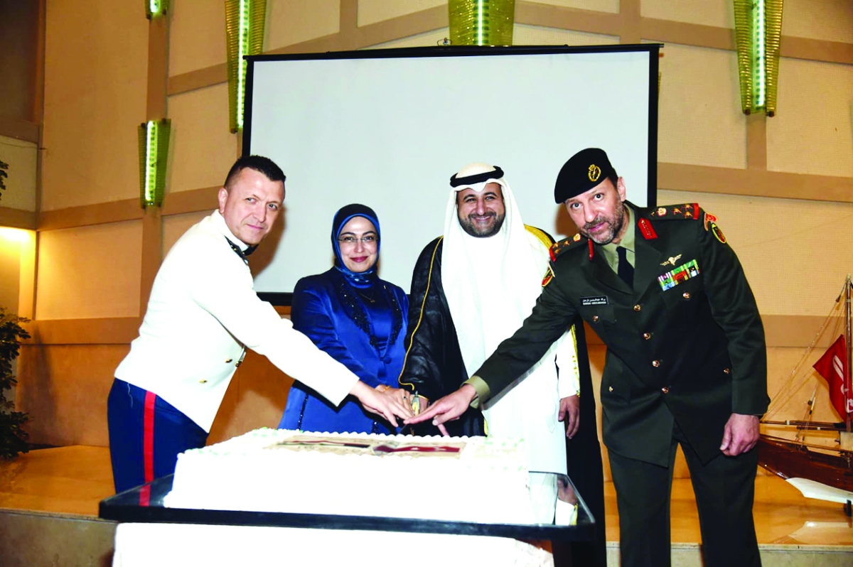 قطع قالب الحلوى خلال الاحتفالية 