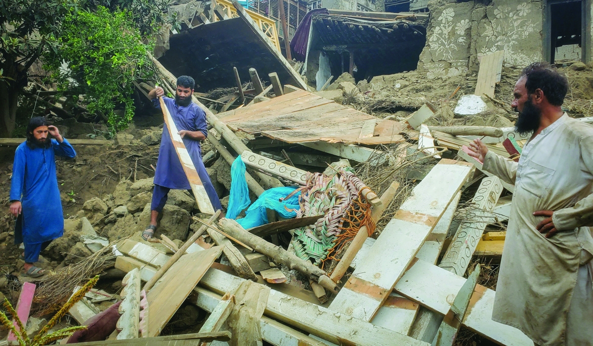 


أفغان يبحثون عن أمتعتهم وسط الأنقاض 