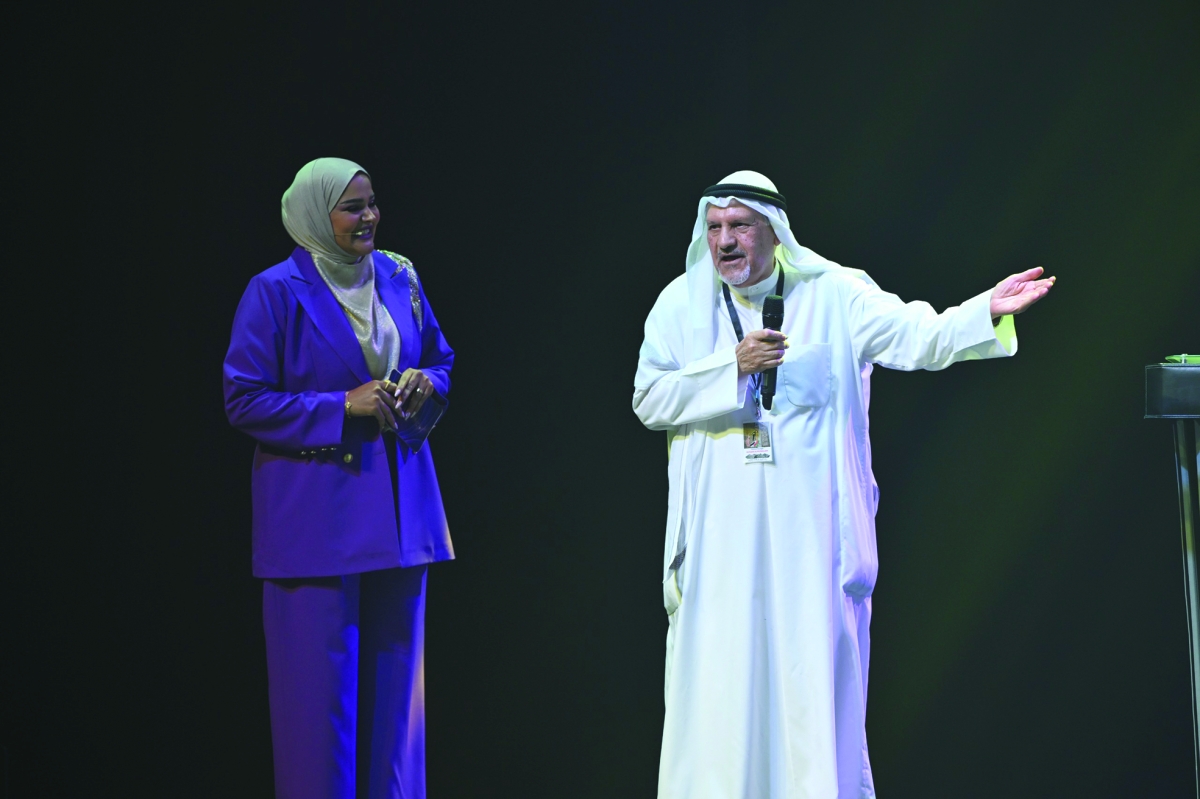 


حسين المسلم يلقي كلمته وبجانبه حبيبة العبدالله 