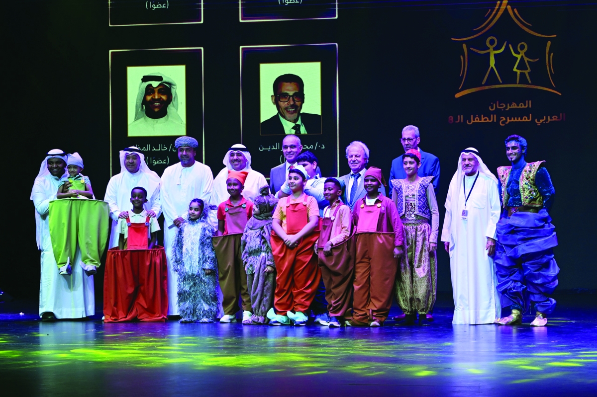 


الجسار والزامل والمسلم مع لجنة التحكيم وأبطال عرض الافتتاح 