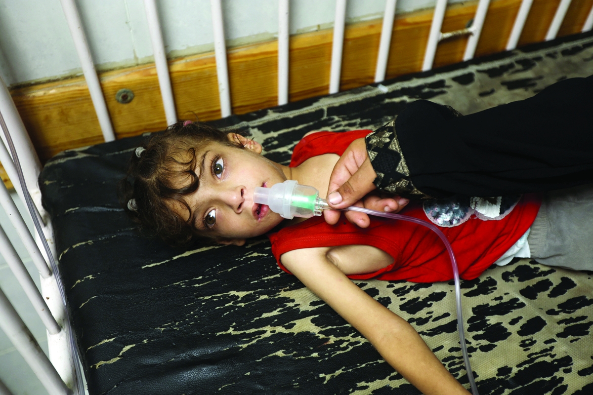  طفلة فلسطينية تتلقى العلاج وسط نقص كبير في الأدوية بمستشفى ناصر في خان يونس (رويترز)