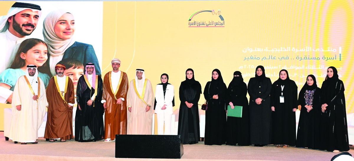 


الحويلة والبديوي يتوسطان عدداً من المسؤولين المشاركين في المنتدى 		 (تصوير نايف العقلة) 