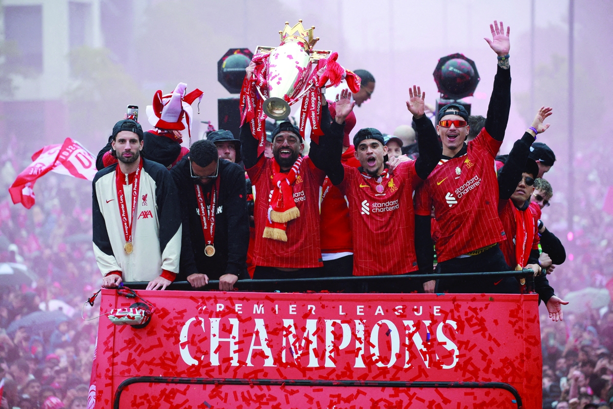محمد صلاح محتفلاً بلقب الدوري الإنكليزي مع دياز ونونيز