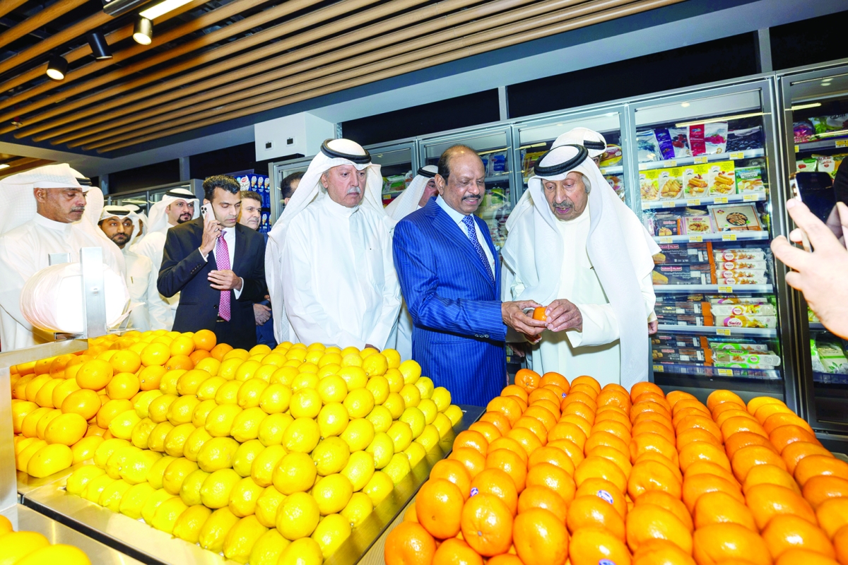 


جانب من جولة قيادات الشركة داخل المتجر الجديد 