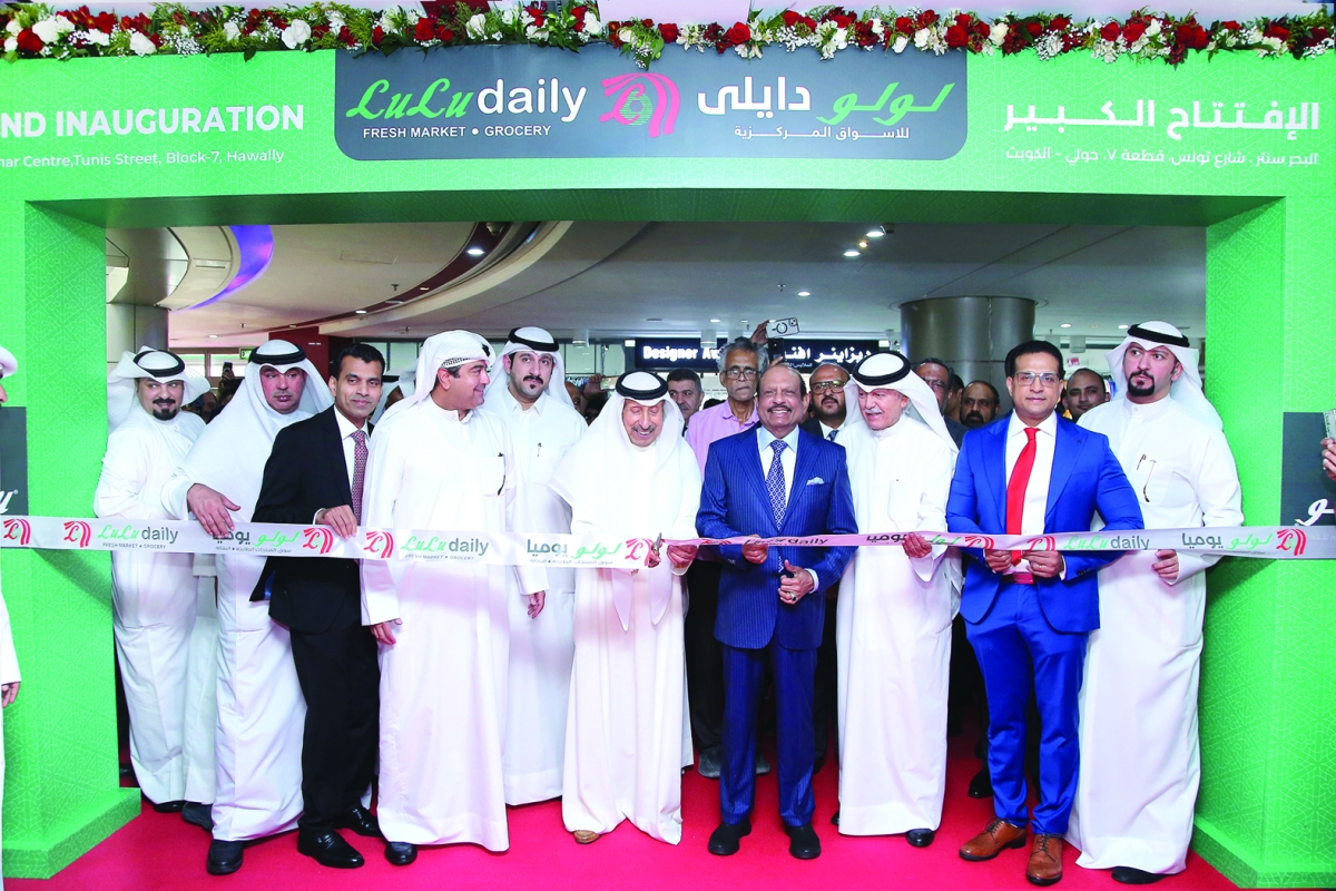 


قص شريط الافتتاح 