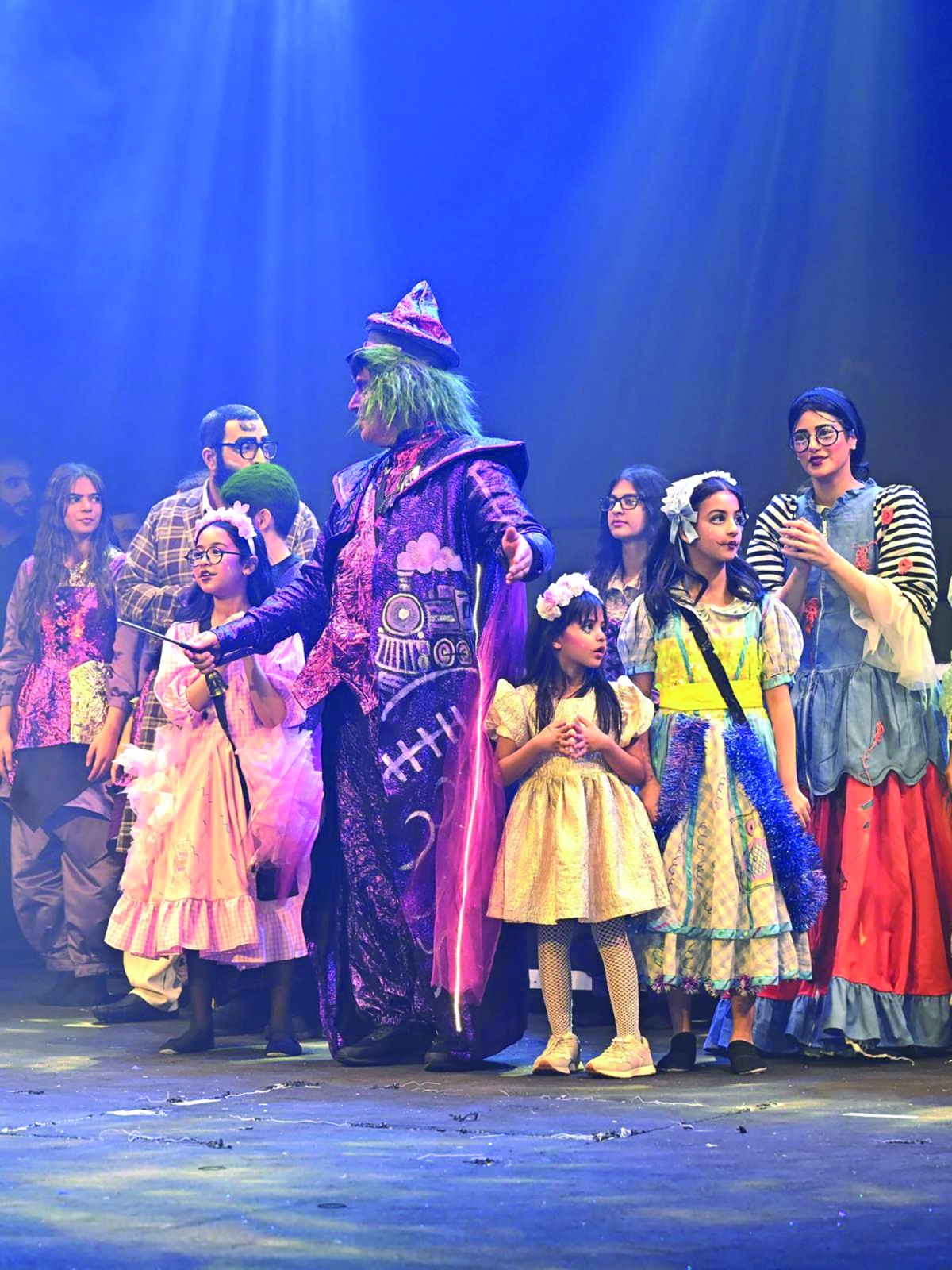 


أبطال المسرحية في لقطة تذكارية 