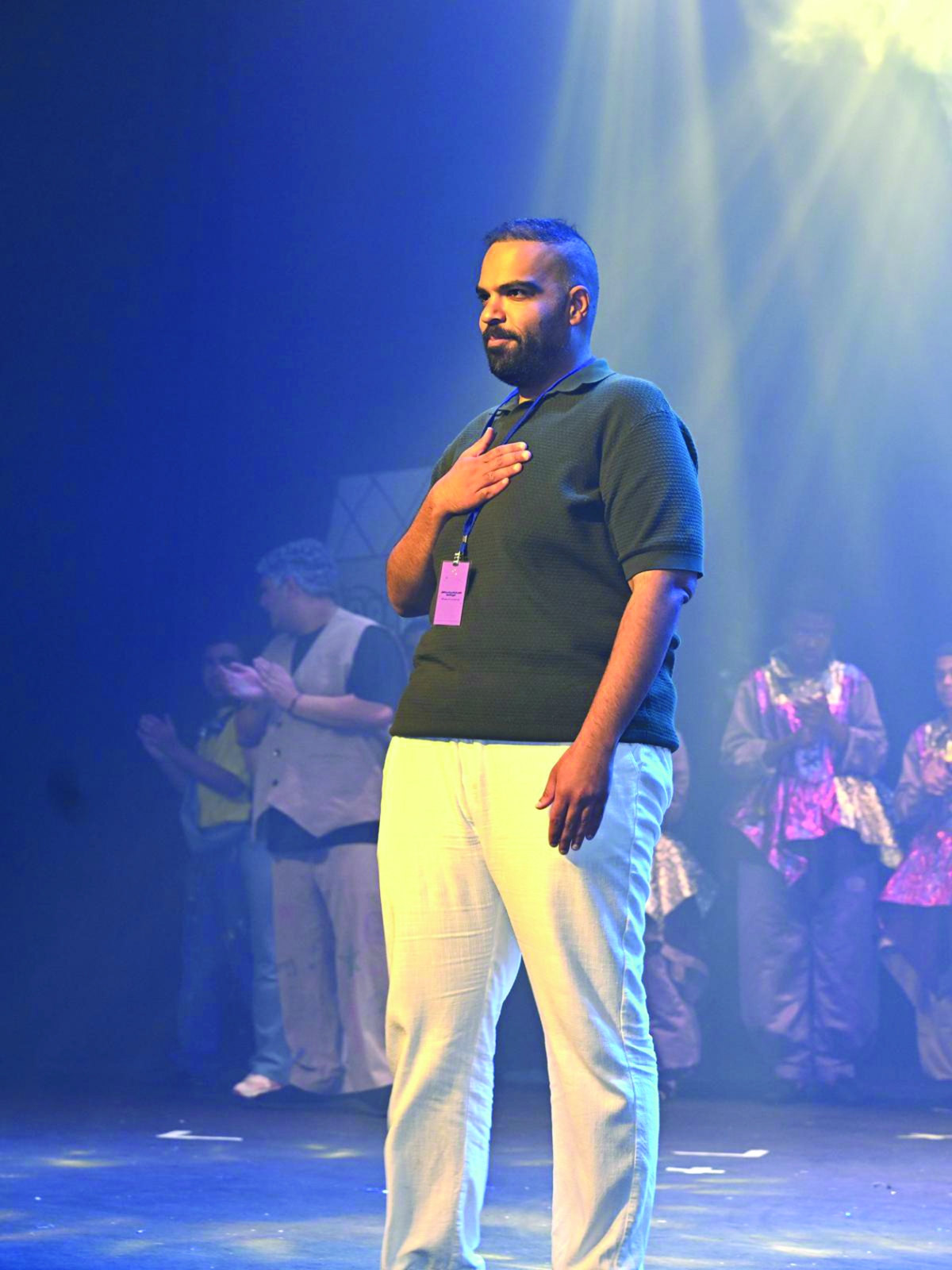 


عثمان الشطي يردّ التحية للجمهور 