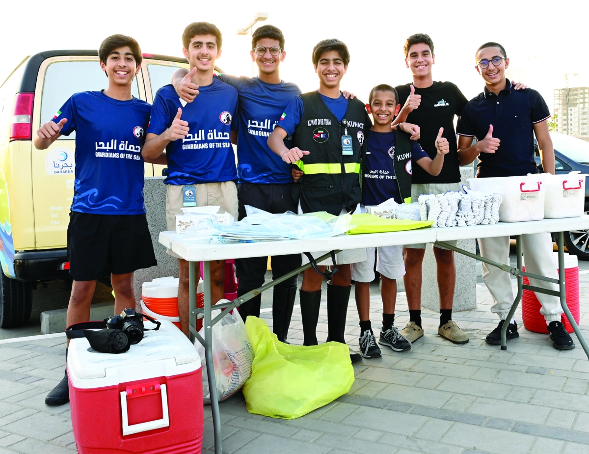 


مشاري السنعوسي يتوسط «حماة البحر» 