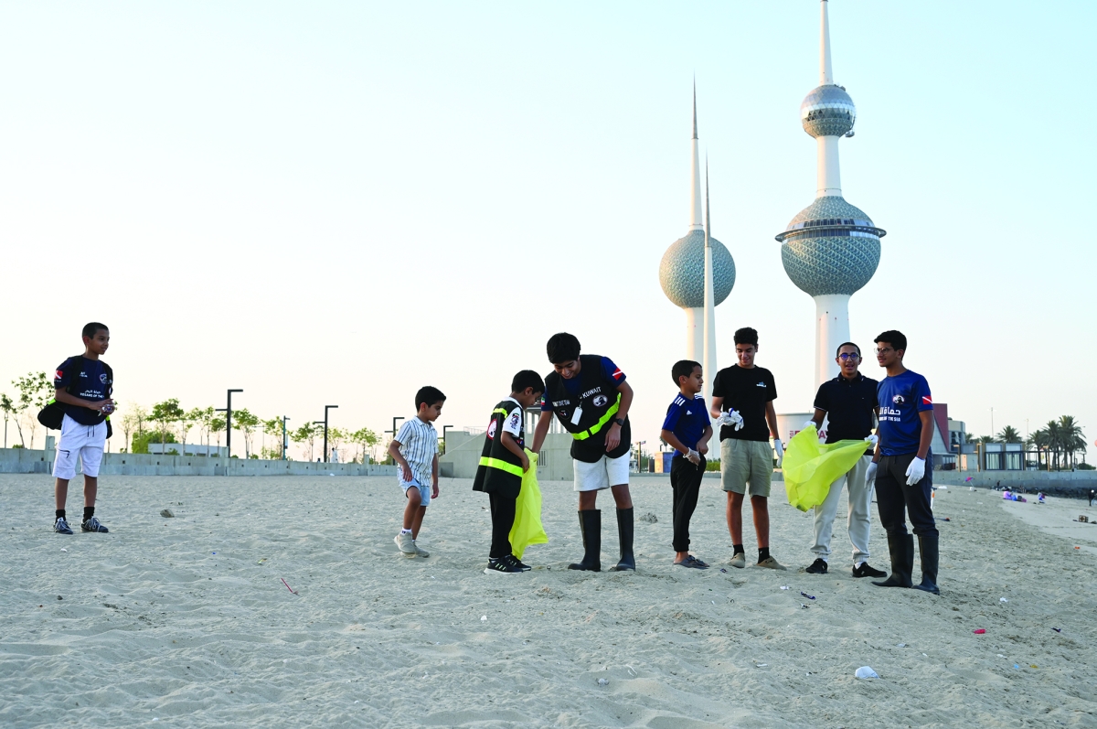 الأشبال ينظفون الشاطئ 