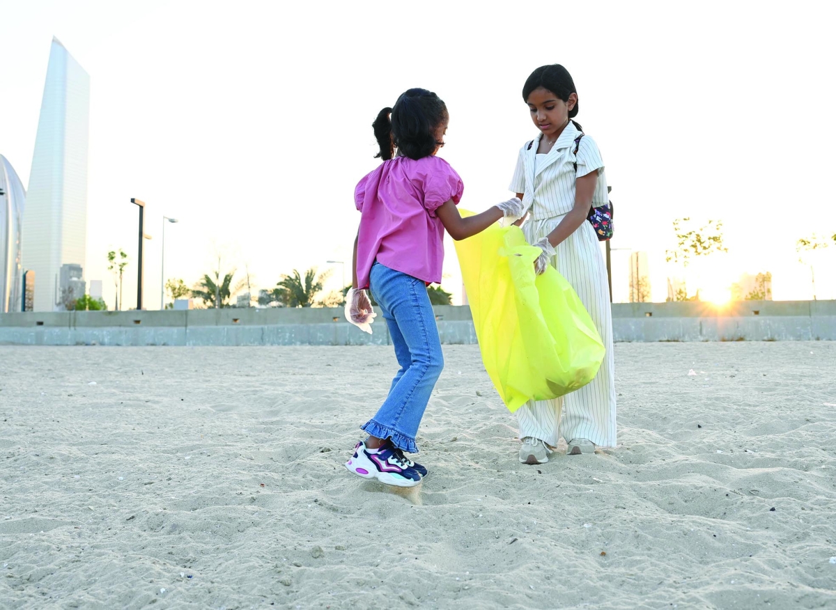 صغيرتان تشاركان