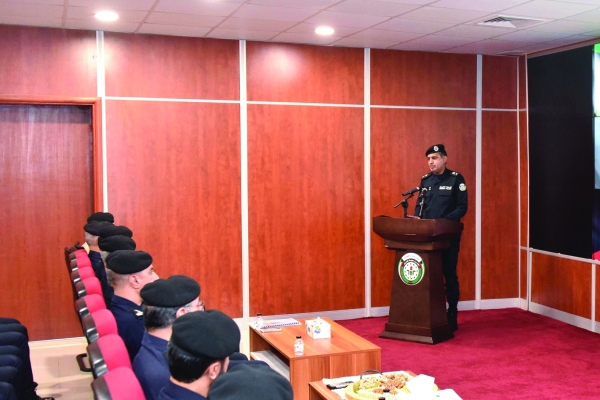 


اللواء الدواس متحدثاً إلى قيادات الأمن 