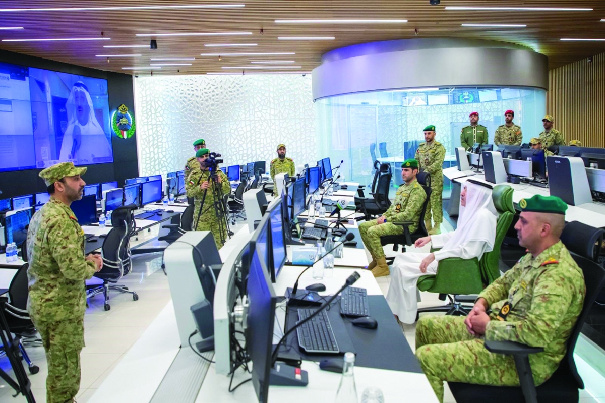 


رئيس الحرس الوطني يستمع لإيجاز حول مركز العمليات ومهامه 