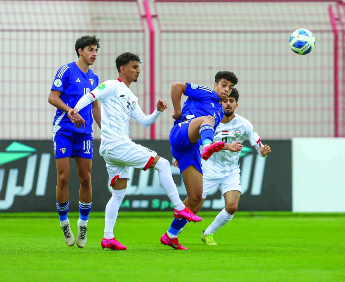 لاعب «الأزرق» غانم الرجيبة يسدد الكرة من أمام المهاجم اليمني 