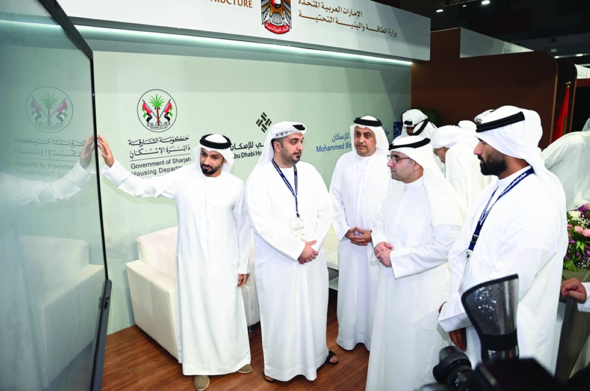 وزير الإسكان خلال جولة في المعرض