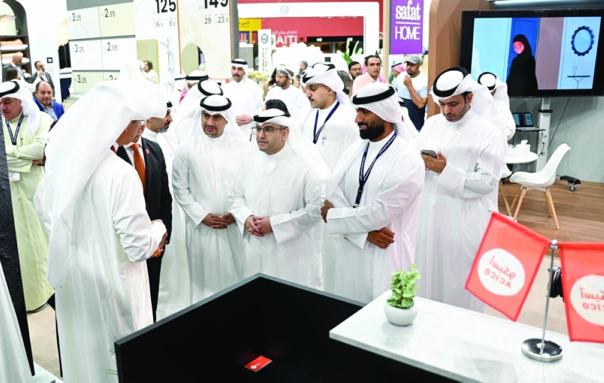 المشاري خلال جولة في المعرض (تصوير نايف العقلة)