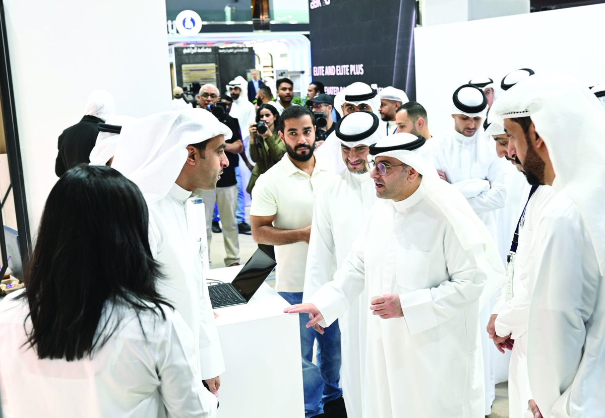 المشاري في جولة بالمعرض المصاحب للمؤتمر 	(تصوير نايف العقلة) 