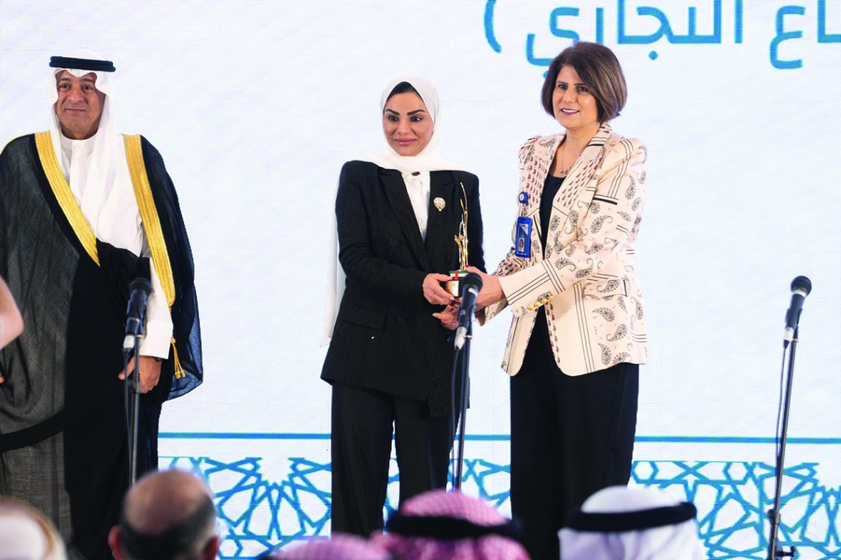 


المطر تتسلّم الجائزة من الحويلة بحضور البديوي 