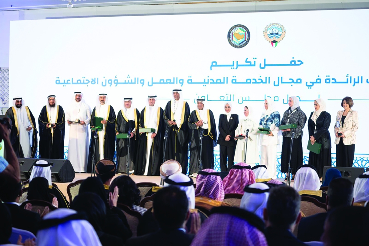 


المكرّمون في لقطة جامعة بحضور الحويلة والبديوي 