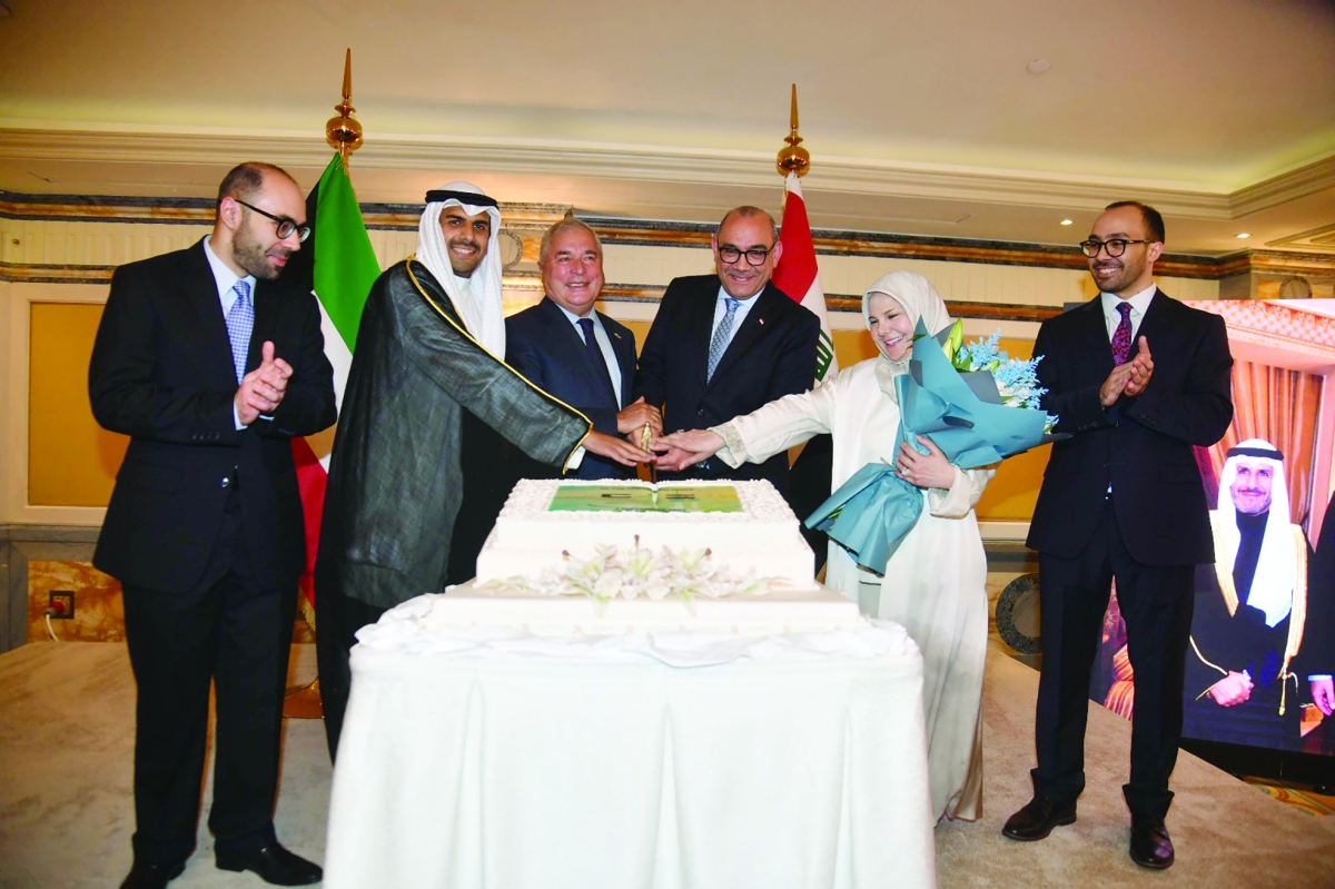 


زبيدوف والرياحي مع السفير العراقي وزوجته وولديه خلال قطع قالب الحلوى 