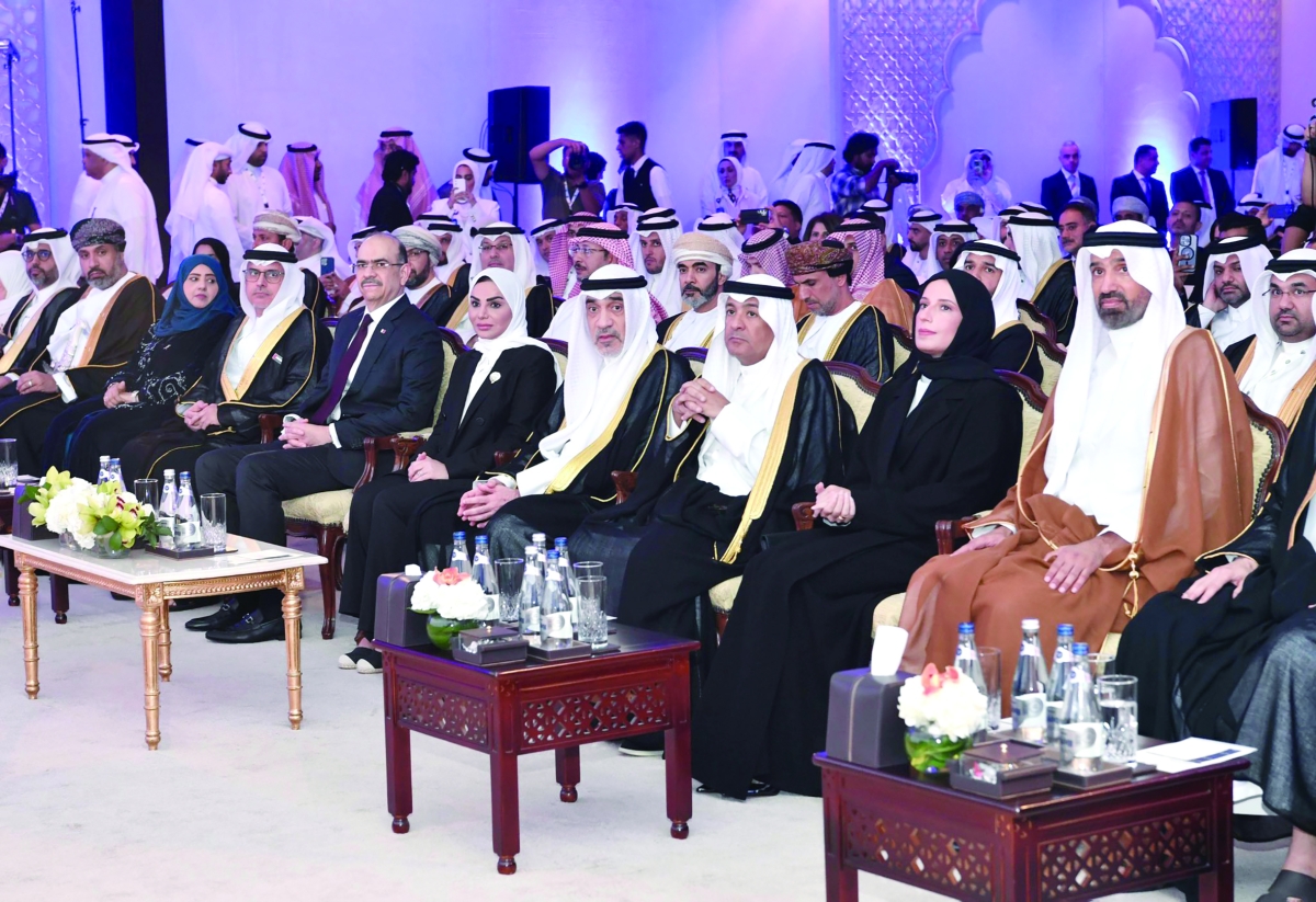 


اليوسف وأمثال الحويلة والبديوي في مقدم الحضور 