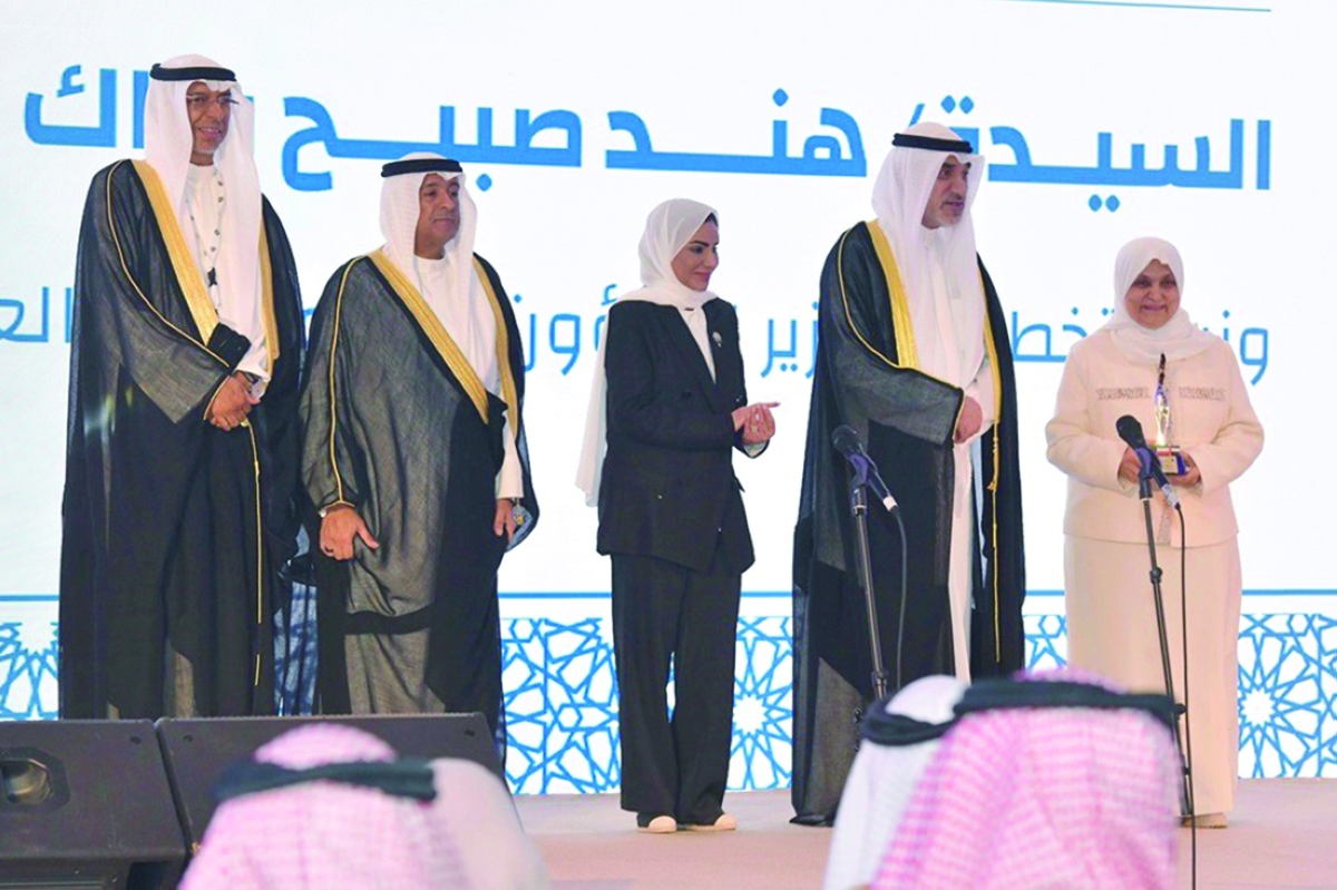 


اليوسف مكرماً هند الصبيح بحضور الحويلة والبديوي 