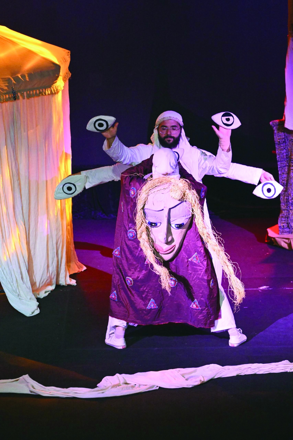 


الساحرة «أم عيون» 