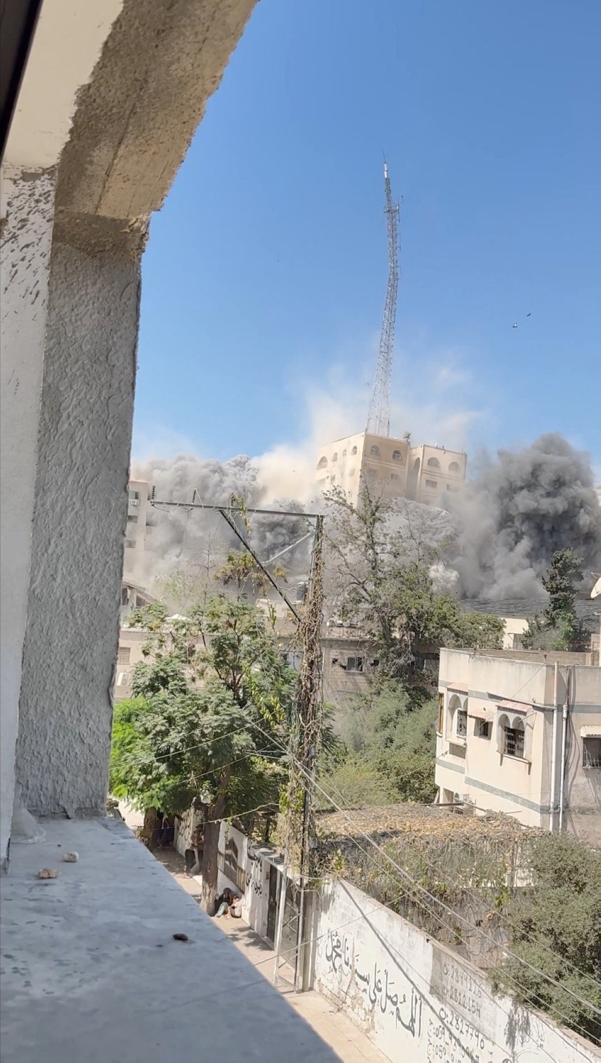 تفجير برج السوسي في غزة (رويترز)