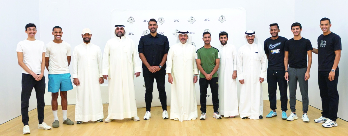 


نواف الرفاعي متوسطاً إداريي الفريق و اللاعبين الجدد 