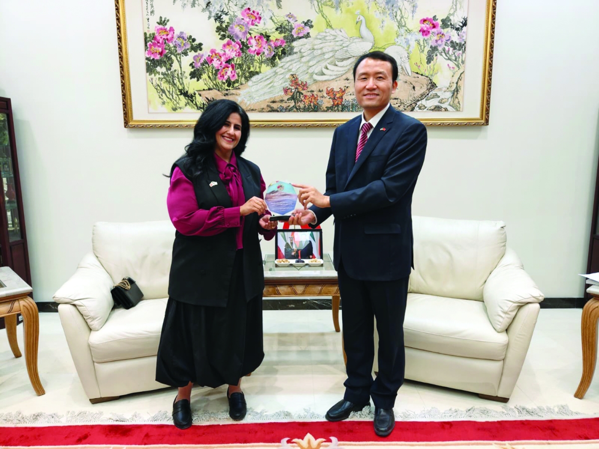 


العنود الصباح والقائم بالأعمال الصيني 