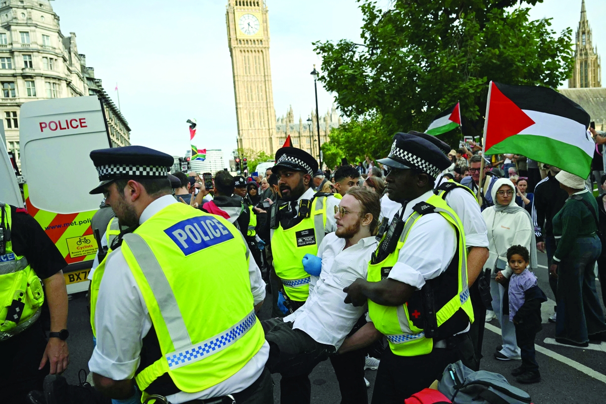 توقيف متظاهرين في لندن (أ ف ب)