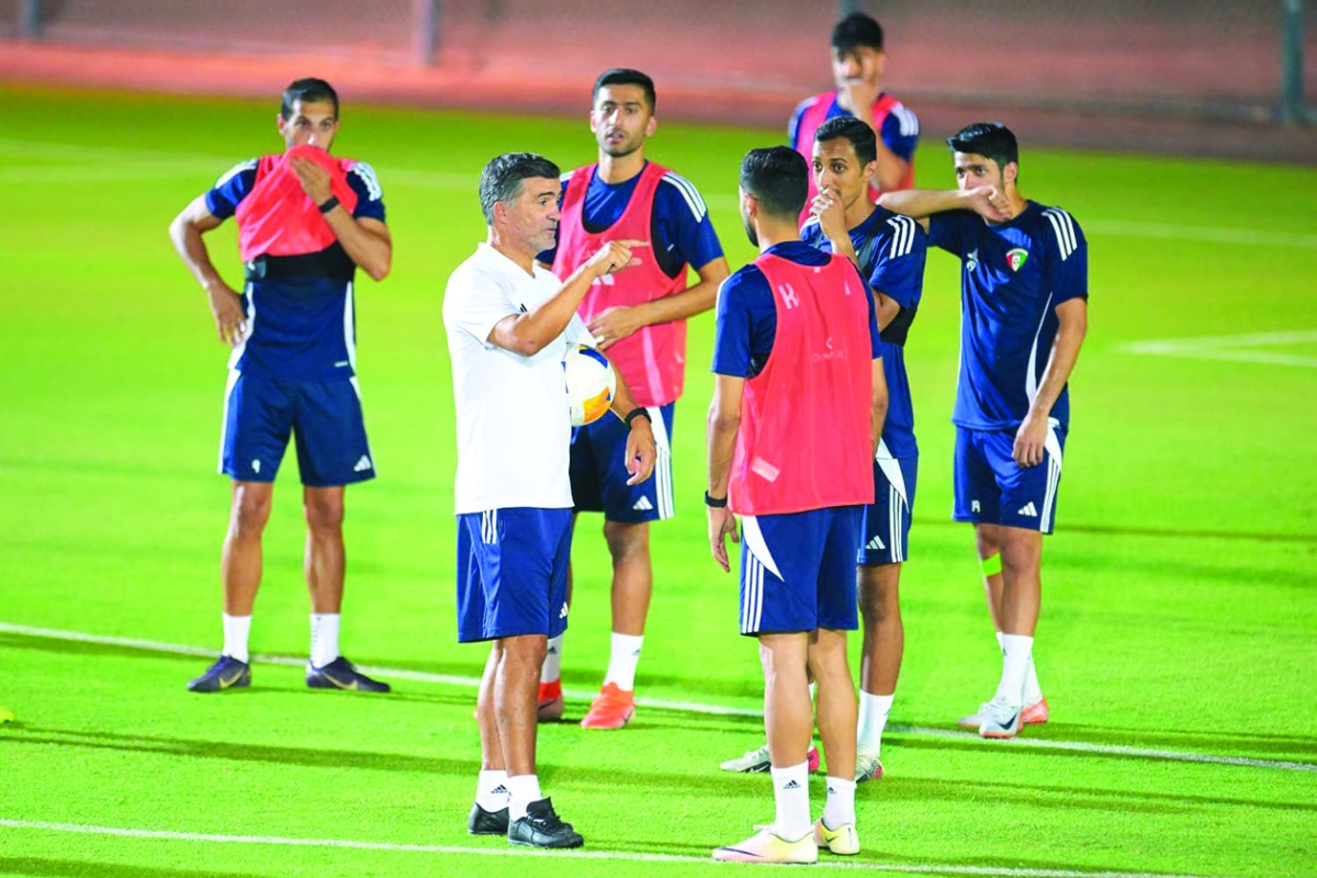 


سوزا يوجه لاعبي «الأزرق» 