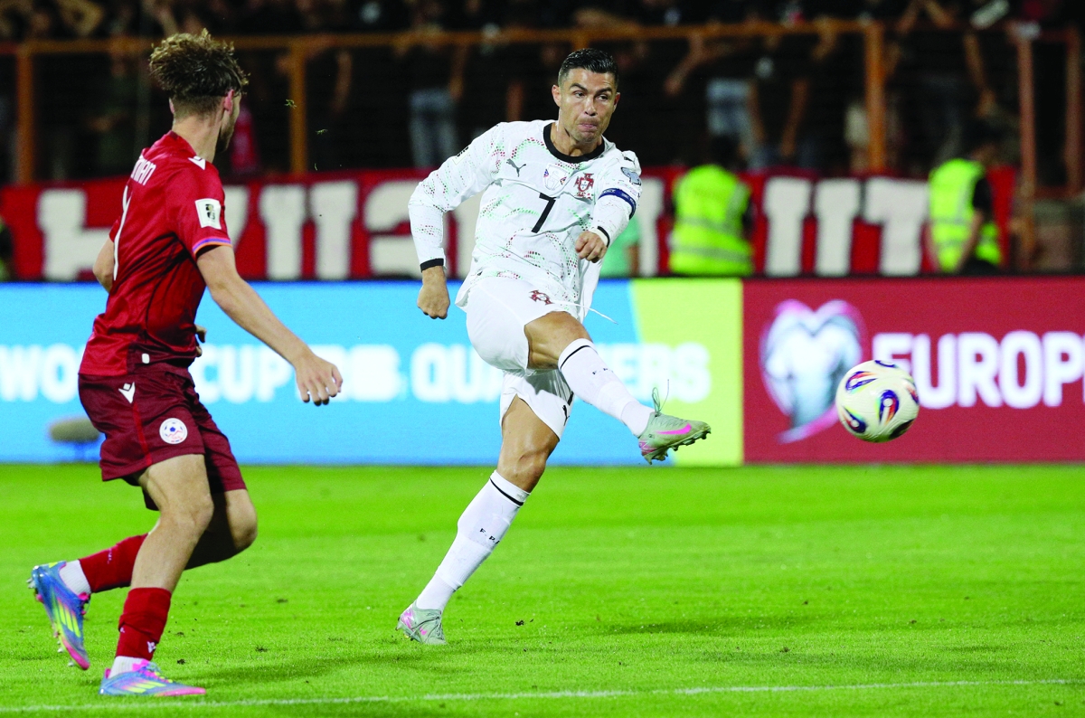 


كريستيانو رونالدو مسجلاً الهدف الرابع للبرتغال في مرمى أرمينيا	 (رويترز) 
