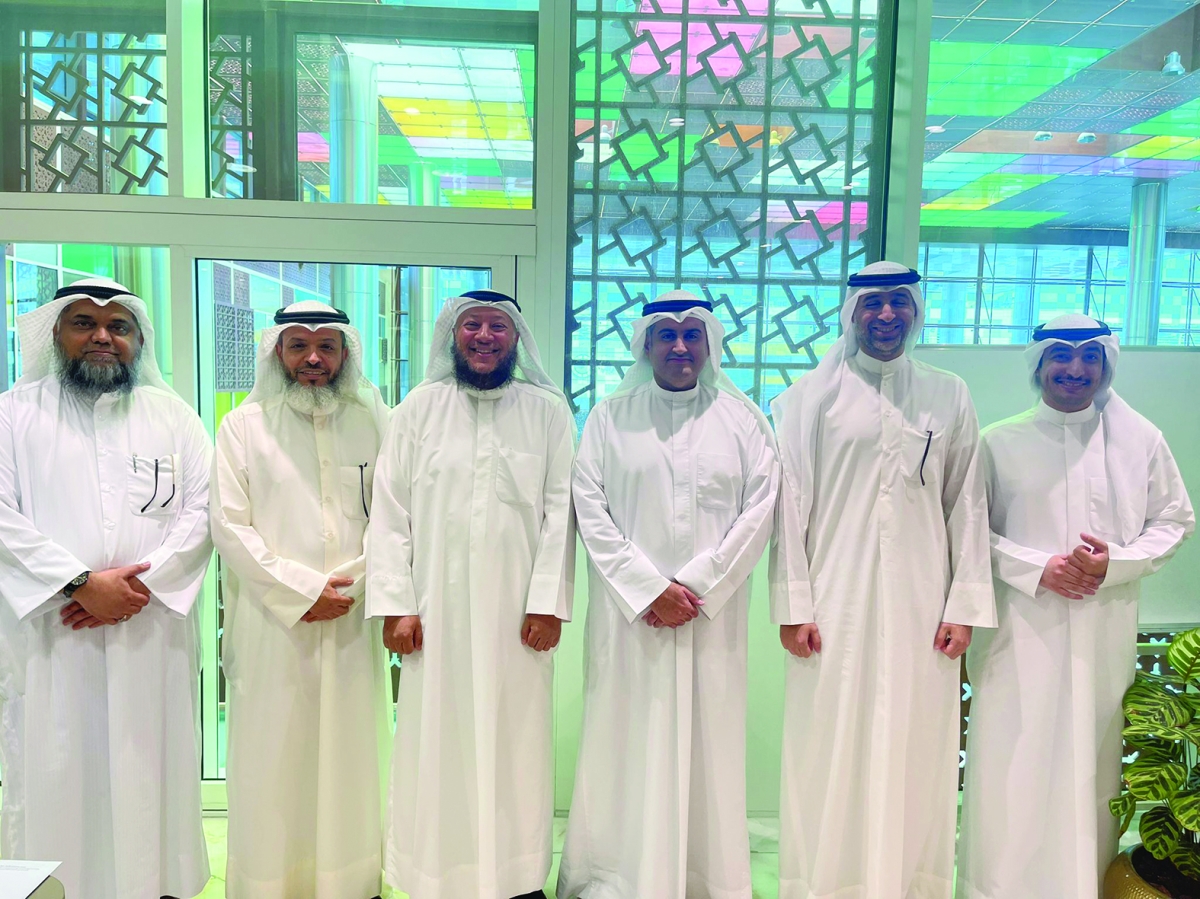 وزير العدل متوسطاً ممثلي جمعية مقومات حقوق الإنسان 