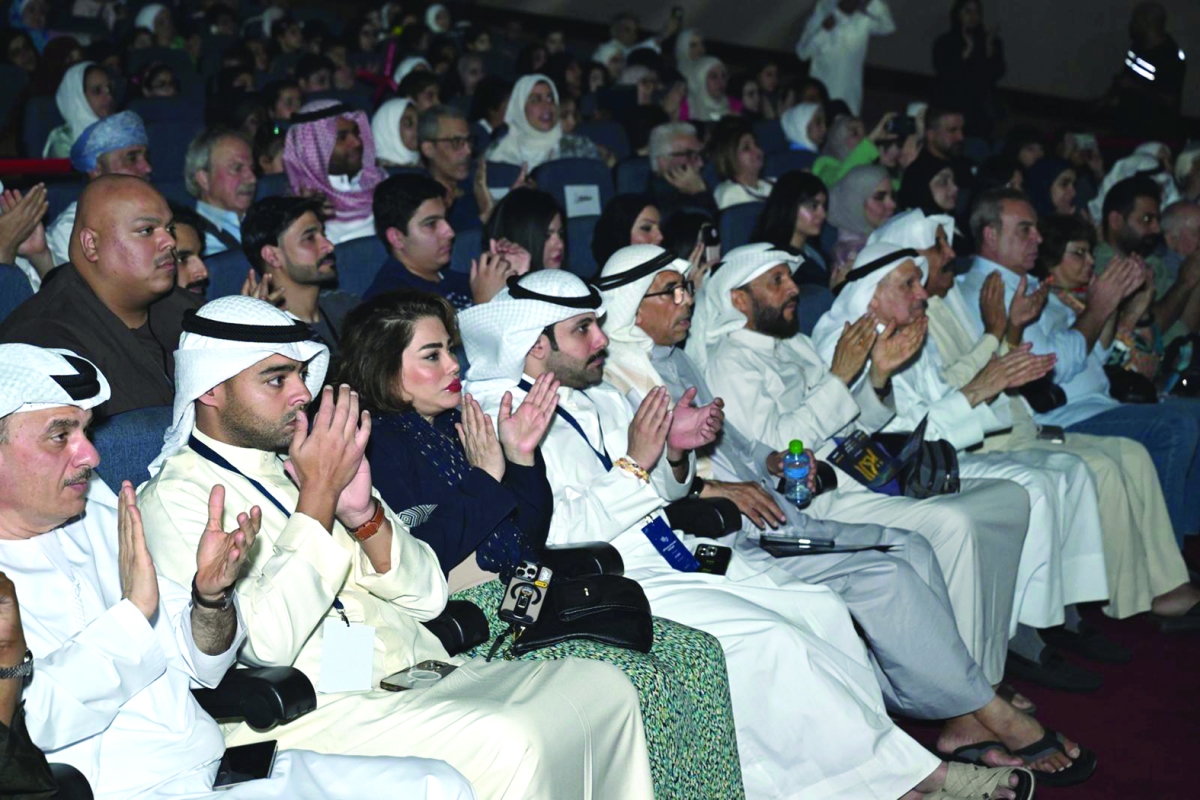 ممثلو الفرق المسرحية يتقدمون الحضور