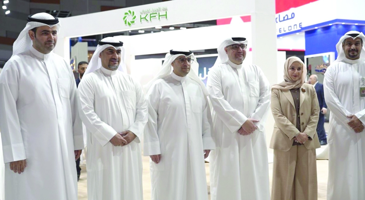 المشاري خلال زيارته لجناح «بيت التمويل» في المعرض