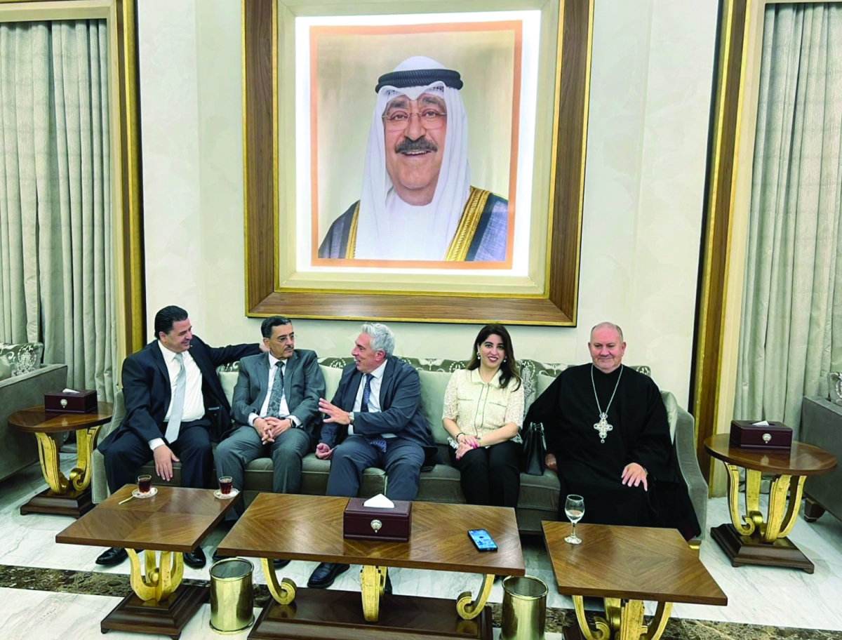  السفير اللبناني في حديث ودي متبادل مع مستقبليه