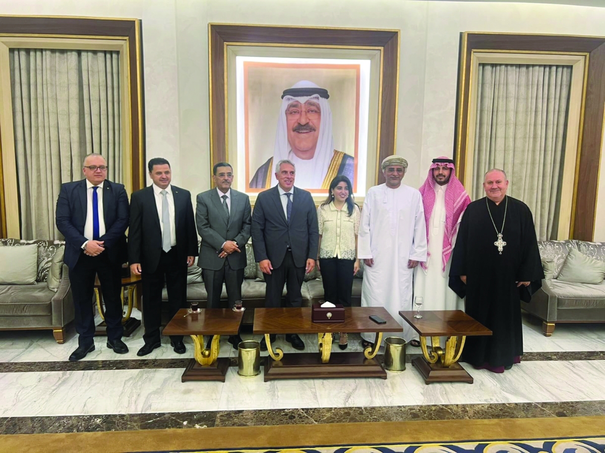 السفير خوري متوسطاً عدداً من الدبلوماسيين خلال استقباله 